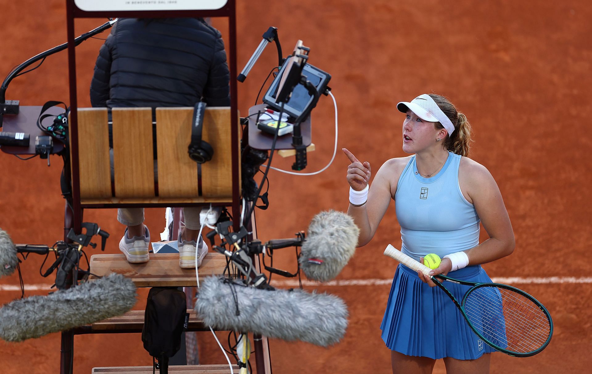 Mirra Andreeva (right) argues with the chair umpire during her fourth-round win over Clara Tauson at the 2025 Italian Open (Source: Getty)